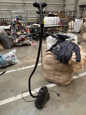 une photo d'un tas d'ordures dans un entrepôt