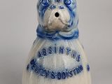 un ours en céramique bleu et blanc avec une écharpe autour du cou