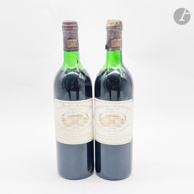 deux bouteilles de vin posées l'une à côté de l'autre sur une surface blanche