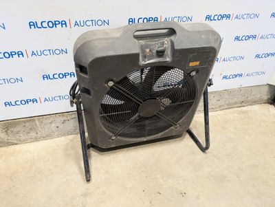 the fan is sitting on the floor in front of the wall