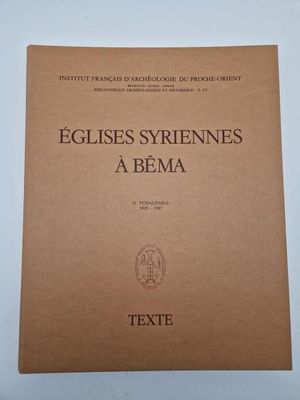 un vieux livre à la couverture brune posé sur une table