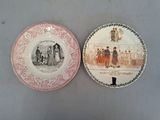 deux assiettes aux motifs différents, placées l'une à côté de l'autre