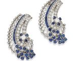 une paire de boucles d'oreilles à clip en saphir et diamants