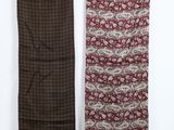 deux morceaux de tissu accrochés au mur l'un à côté de l'autre