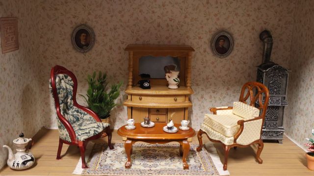 Diorama. Composition miniature, dans une vitrine en bois, vitre e...