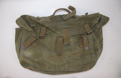 un sac vert posé sur une table