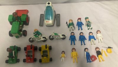 beaucoup de petits véhicules et de figurines sur le lit