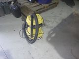 un sac à dos jaune posé sur une palette dans un garage