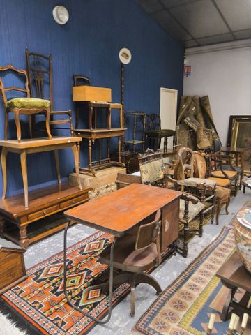 Important lot de petits meubles, tables, table basse, bureau vint...