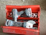 une boîte rouge contenant des outils sur le sol