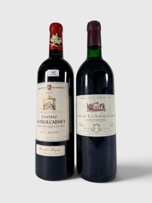 deux bouteilles de vin posées l'une à côté de l'autre sur une table