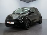 la petite voiture noire est garée dans une grande pièce