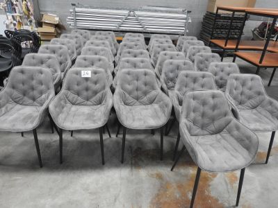 un grand nombre de chaises dans une pièce