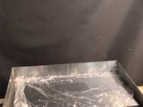 une photo d'une plaque chauffante posée sur une table en bois