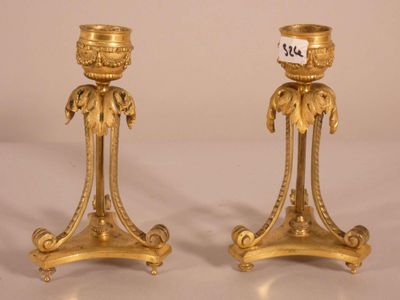 paire de bougeoirs anciens en laiton aux motifs ouvragés
