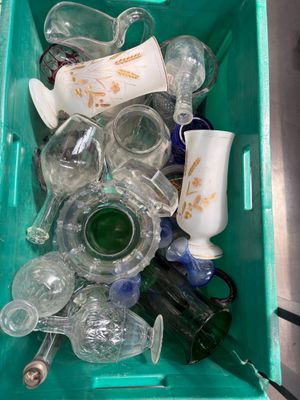 un bac vert rempli de bouteilles et de verres en verre vides