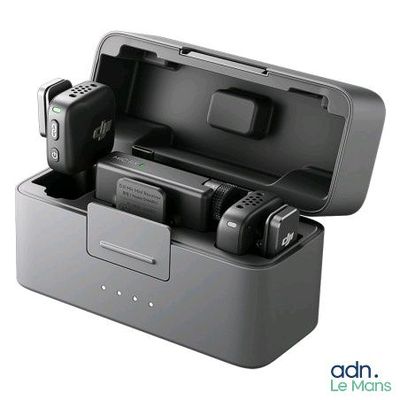 un étui de recharge contenant deux batteries