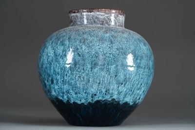 ACCOLAY. Vase boule en faience émaillée.