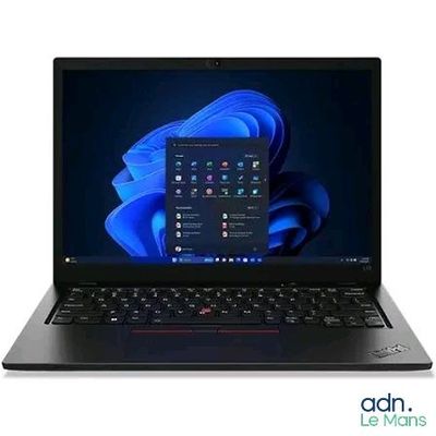 l'ordinateur portable est ouvert sur une surface blanche, avec une rose bleue à l'écran