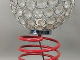 une lampe posée sur un bobinage rouge