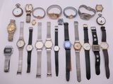 un grand nombre de montres posées sur une table