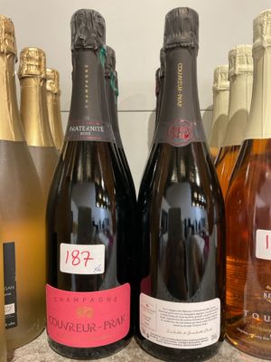 plusieurs bouteilles de vin sont alignées sur un comptoir