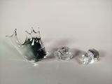 trois morceaux de verre posés sur une surface blanche