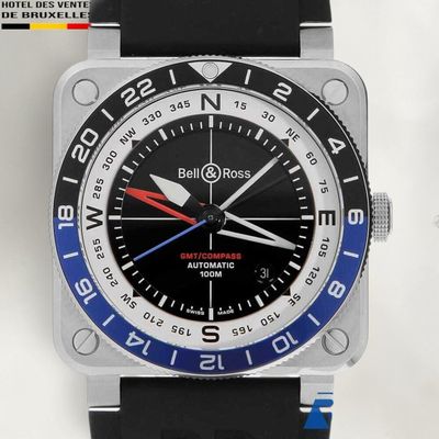 une montre noire et bleue avec une trotteuse rouge