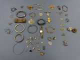 une photo présentant une sélection de bagues et de bracelets variés
