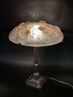 l'image d'une lampe posée sur une table