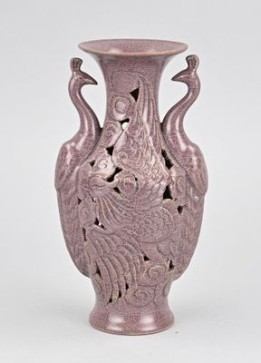 un vase violet orné d'un motif représentant un oiseau