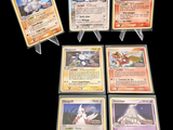 six types différents de cartes Pokémon sur fond noir