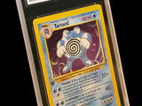 une image d'une carte Pokémon dans un étui en plastique