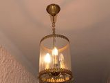 un lustre suspendu au plafond dans un couloir