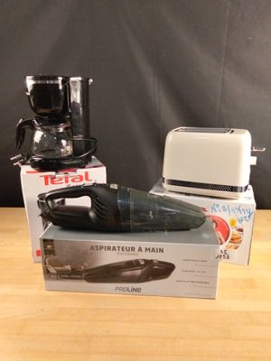 Lot d'un aspirateur a main de marque proline, d'une cafetièr…