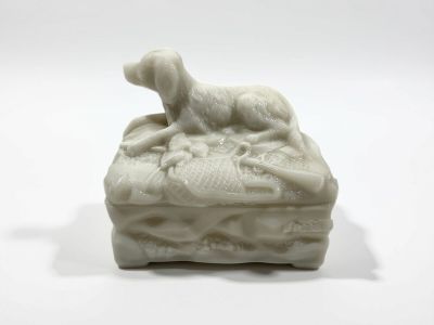 une petite boîte blanche sur laquelle est représenté un chien