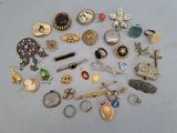 les nombreux types de bijoux qui se trouvent sur la table