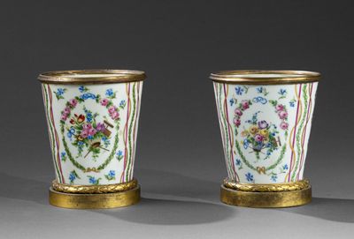 paire de vases en porcelaine chinoise à bords dorés et motifs floraux