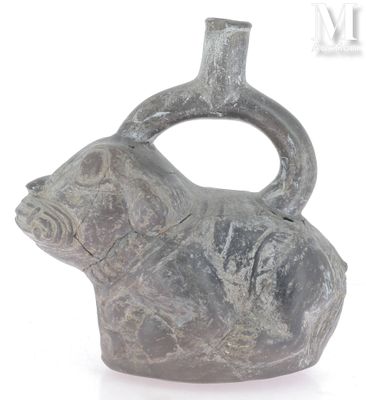 un vase gris orné d'un ours, sur un fond blanc