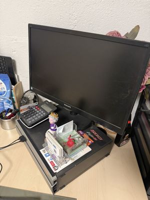 un bureau sur lequel se trouvent un écran, un clavier, une souris et d'autres éléments