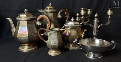 un assortiment de théières en argent et d'autres objets en argent sur fond noir