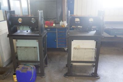 une image d'une pièce où il y a beaucoup de travaux en cours