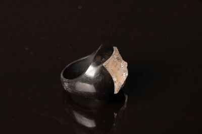 LALIQUE France Bague en résine et bas-relief en verre moulé.