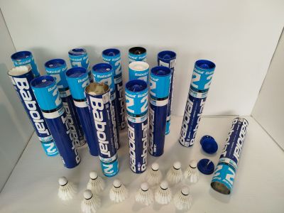 beaucoup de brosses à dents et de dentifrices bleus et blancs