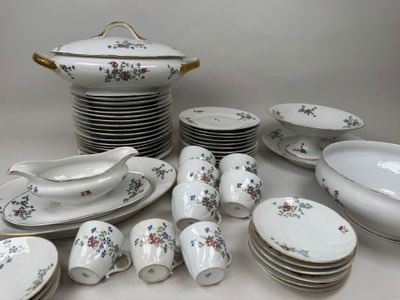 un grand nombre d'assiettes et de bols posés sur une table