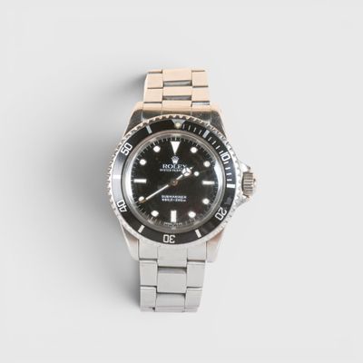 gros plan d'une montre-bracelet sur une surface blanche