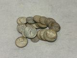 une pile de pièces d'argent sur une table