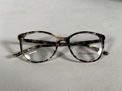 une paire de lunettes posée sur une table