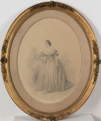 On voit une vieille photo d'une femme en robe, dans un cadre doré.