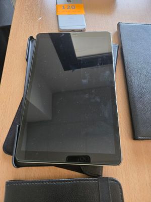 un téléphone portable posé sur une table, à côté d'un portefeuille
